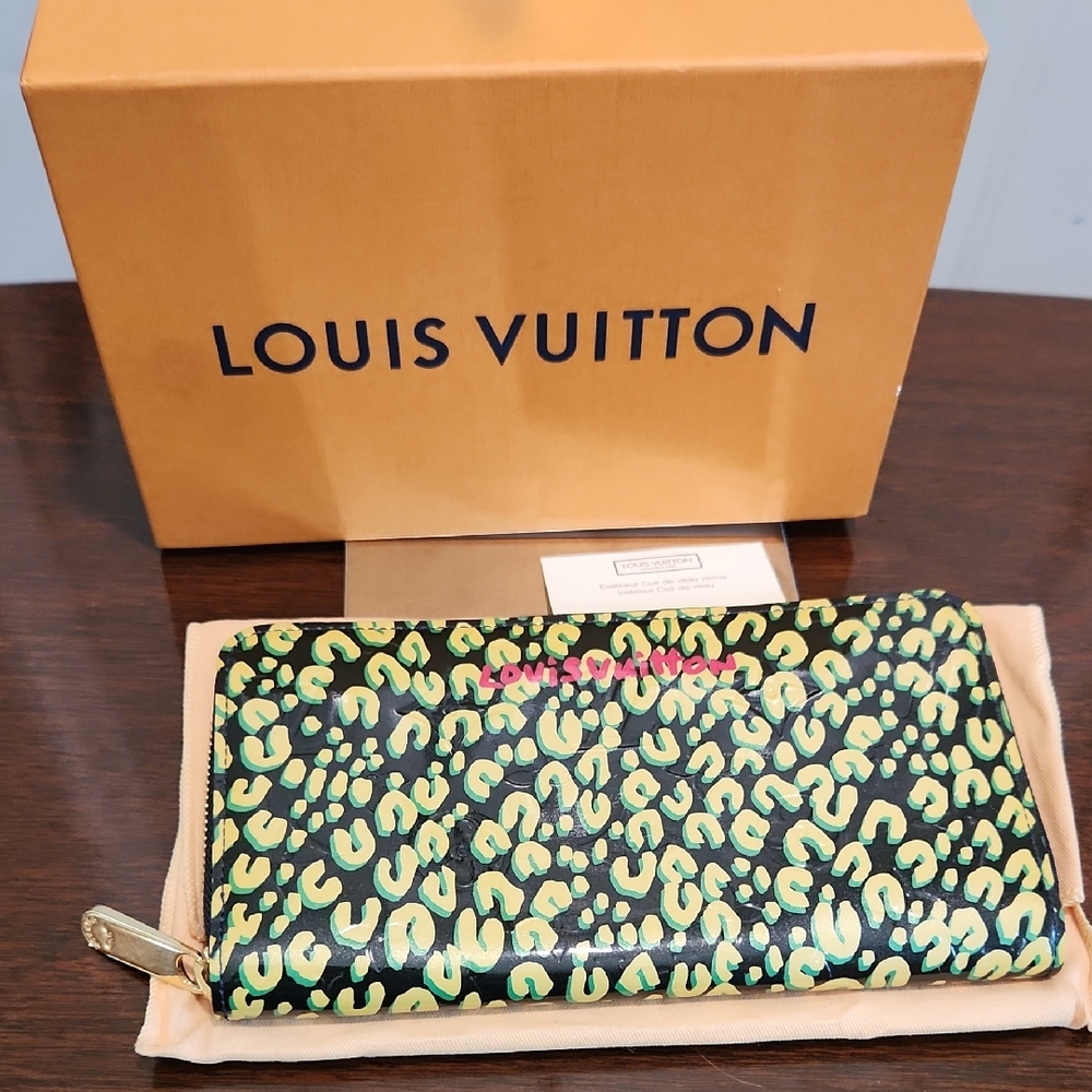 EUC Louis Vuitton Leopard ZilBlack and Yellow Vernis Zippy Wallet